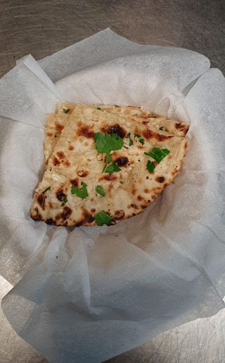 GARLIC CHEESE CHILLY NAAN (HOT)