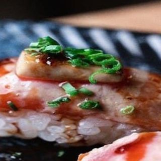 Nigiri de ternera flambeado con topping de foie (2 uds.)