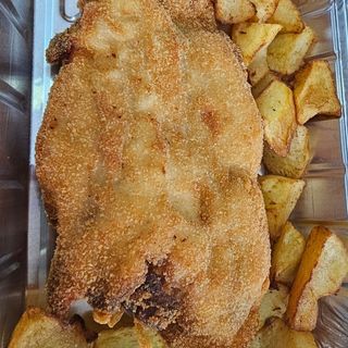 Tiras de pechuga de pollo empanada con patatas