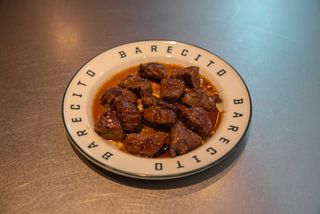 Solomillo con ajos fritos y jugo balsámico