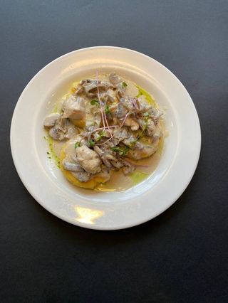 Полента з куркою та грибами у вершковому соусі (300г)