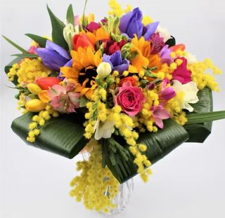 Bouquet mimosa e fiori misti colorati