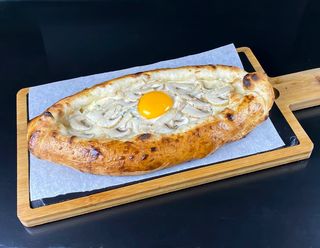 Хачапурі по-франківськи з сиром та грибами (430 г)