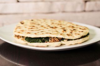 Pizza al testo - Speck e scamorza affumicata