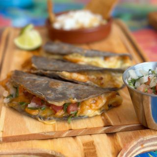 Quesadillas de camarón enchipotlado (3 und.)