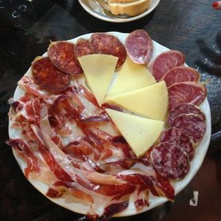 Platou de branzeturi si carnuri fine