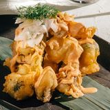 Tempura de verduras con mahonesa de kimchi