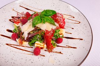 Салат з прошутто під Фірмовою заправкою (200г)