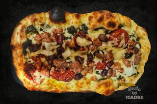 Bufala, friarielli, salsiccia di maialino, olive e pomodori secchi