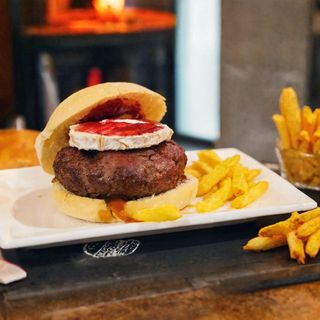 Burger De Vedella, Formatge De Cabra, Ceba  i confitura de tomáquet.