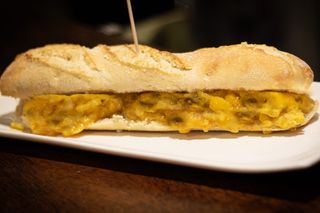 Bocadillo de tortilla de patata y pimientos