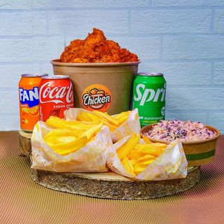 9 Piezas de Pollo, 3 Patatas, 3 Ensaladas, 3 Bebidas