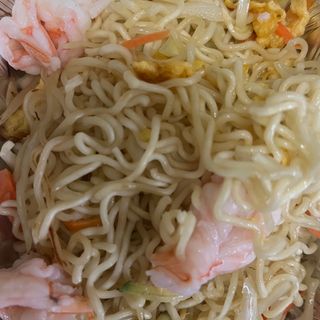 Spaghetti cinesi con verdure e gamberi