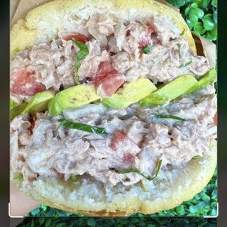 Atun con tomate,cebolla picada, y queso amarillo