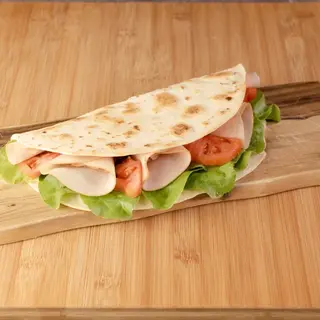 Piadina con tacchino, squacquerone, pomodorini, salsa tonnata, insalata