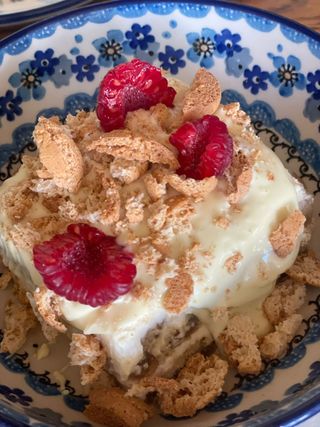 FRAMBUESA, CHOCOLATE BLANCO Y AMARETTI