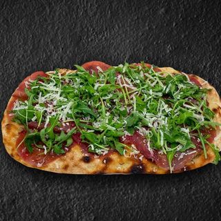 Focaccia con bresaola, rucola e grana