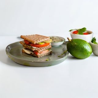 Simply the Best - сандвич с авокадо и моцарела