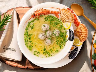 Supă de pui cu chifteluțe