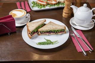 Sandwich cu hummus și sfeclă roșie