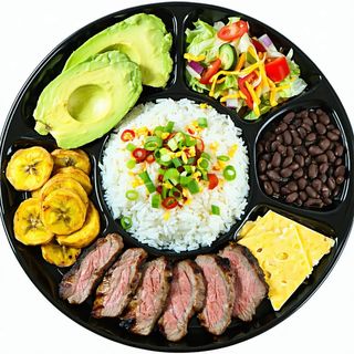 Cerdo Asado Con Gallopinto Y Tajadas