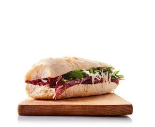 Panino bresaola scaglie di parmigiano e pomodori