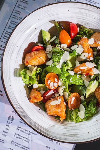 Салат с курицей и авокадо