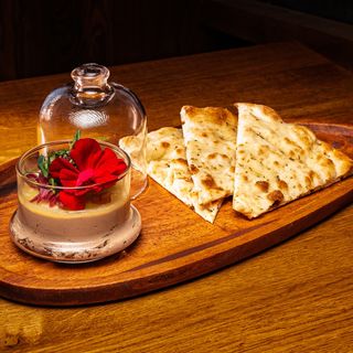  Pate de pui cu ceapa  caramelizată și focaccia 