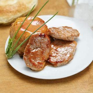 Свински медальони в джинджифилов сос и запечени картофи (350г)