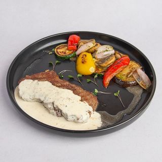 Stek "New York" z sosem "blue cheese" i grillowanymi warzywami