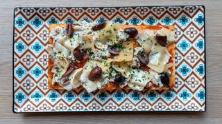 Salsa al tonno, carciofi alla romana e olive nere