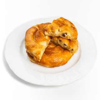 Plăcintă cu brȃnză de vaci și stafide