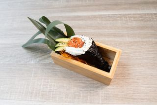 Temaki salmone, Philadelphia, avocado, sesamo
