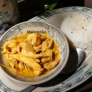 Pollo salteado con hierba de limón