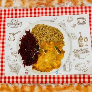 Kotlet z kurczaka z kaszą gryczaną buraczkami