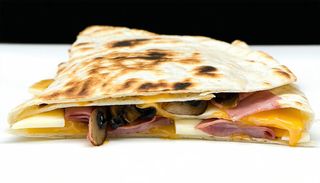 Piadina cotto, fontina e salsa ai funghi tartufata