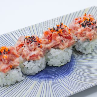 Uramaki tartar de atún con copos de tempura