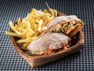 Mítico Bocadillo De Jamón Asado