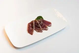 201.Tataki de atún flambeado (5 pzs.)