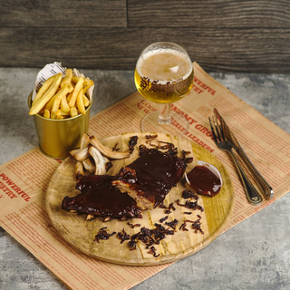 Coaste in sos BBQ si cartofi