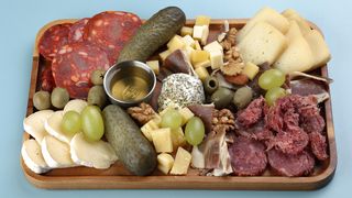 ყველის და ხორცის დაფა