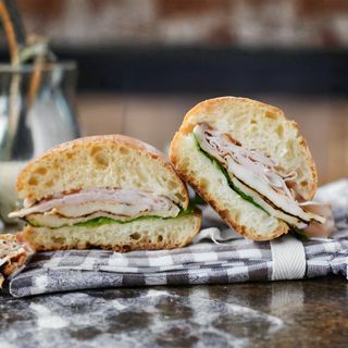 Panino con petto di tacchino arrosto formaggio dolce e rucola