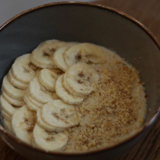 Вівсянка з грецьким горіхом та бананом