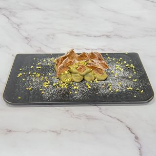 Cannolo Siciliano scomposto con ricotta e pistacchio