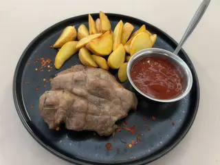 Ошийок з картоплею по-селянськи і соусом сацебелі (200/150/50g)