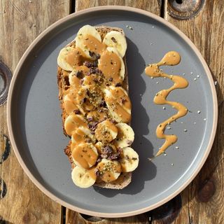 Tostada De Crema De Cacahuete Y Plátano