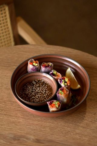 Спринг-роллы с овощами,креветками и пикантным соусом