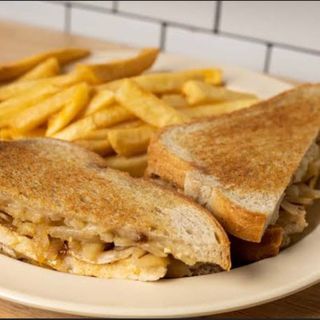 GRILLED ONION CHICKEN SANDWICH (comes with soda,chips,banana)