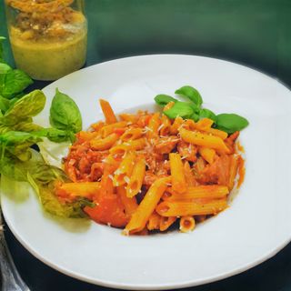 Penne z kurczakiem w sosie pomidorowym