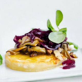 Provolone alla griglia con funghi e cipolle caramellate